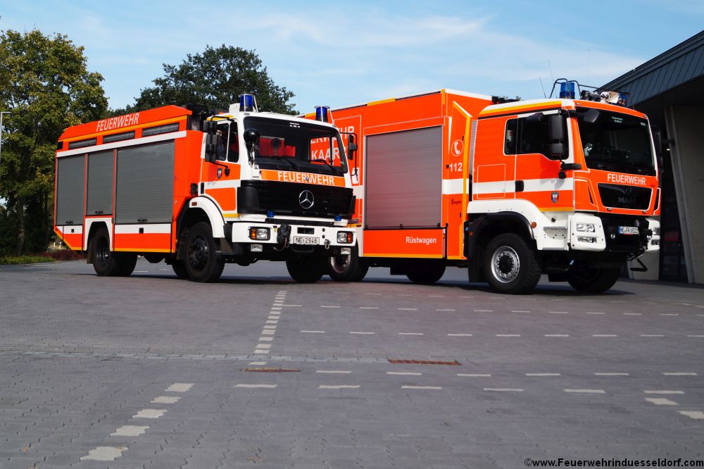 Gruppenaufnahmen Vom Alten Und Neuen Rüstwagen Der Feuerwehr Kaarst